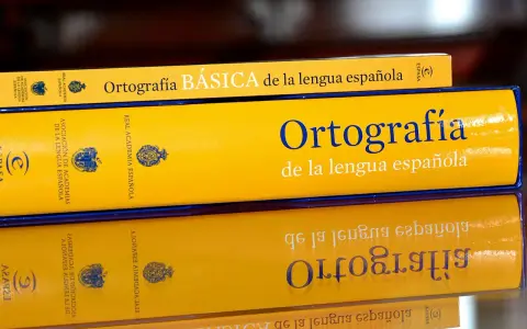 Libros de "Ortografía de la lengua española" de la Real Academia Española, esenciales para aprender el abecedario español.
