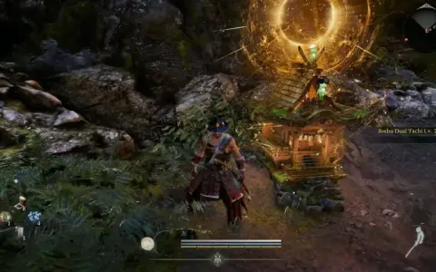 Un guerrero se acerca a un santuario de Nioh, rodeado de vegetación y rocas. Una luz dorada emana del santuario.