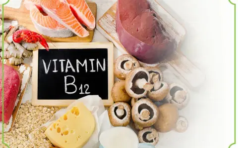 Wapń, witamina B12 na co pomaga? Zdjęcie przedstawia produkty bogate w witaminę B12: łososia, wątróbkę, wołowinę, krewetki, ser, jajka, płatki owsiane i grzyby.