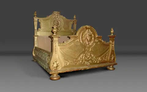 Magnifique lit Louis XIV doré, orné de sculptures rococo et d'un visage au centre. Un meuble royal pour un sommeil de rêve.