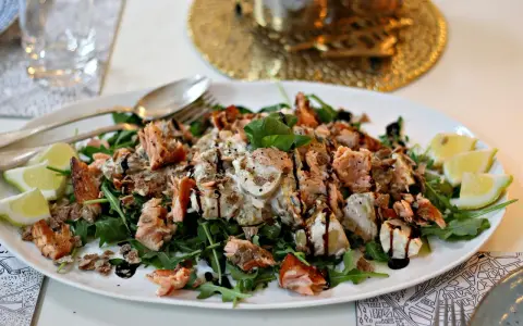 En lyxig sallad till buffé med lax, potatis, ruccola och citronklyftor. En festlig rätt som passar perfekt för alla tillfällen.