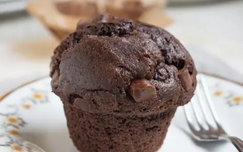 Saftige Muffins mit Joghurt und Schokolade, perfekt für den Kaffeetisch.
