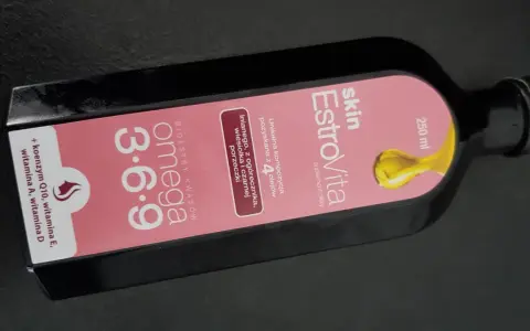 Butelka suplementu diety EstroVita Omega 3-6-9 z koenzymem Q10 i witaminami.
