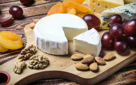 Pyszny camembert, winogrona, orzechy i suszone morele. Zastanawiasz się, ile kalorii ma camembert?