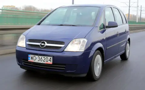 Niebieski Opel Meriva 1.7 CDTI jedzie po moście.