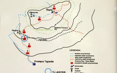 Mapa szlaków turystycznych i przyrodniczych w rejonie Przełęczy Tąpadła. Widać tu m.in. szczyt Ślęży, schronisko, groty i punkty widokowe.