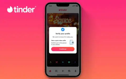 Ekran telefonu z aplikacją Tinder. Wyskakujące okienko prosi o weryfikację profilu przez selfie wideo. Może to pomóc w znalezieniu par, gdy jest tinder brak par.