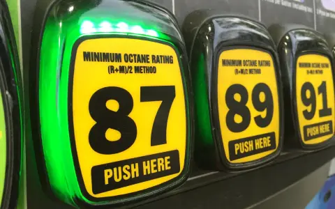 Pannelli luminosi verdi e neri indicano le opzioni di benzina: 87, 89 e 91 ottani. Scegli il tuo super è benzina!