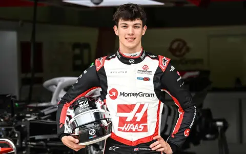 Oliver Bearman, junger Rennfahrer im Haas F1 Team, hält seinen Helm in der Hand.