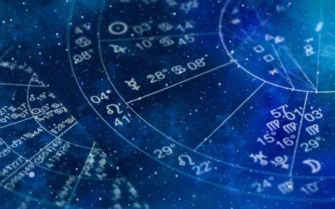 Astrologia co to? Widok na niebo z gwiazdami i symbolami zodiaku, tworzący tajemniczy, kosmiczny klimat.