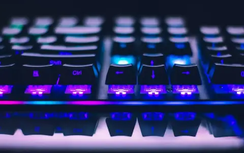 Zbliżenie na klawiaturę gamingową z kolorowym podświetleniem RGB. Widoczne klawisze Shift, Ctrl i strzałki. Różne rodzaje klawiatur oferują unikalne wrażenia.