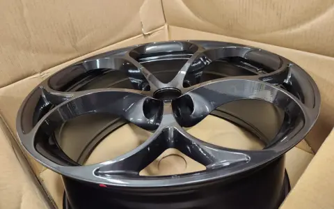 Cerchi Stelvio 20 pollici, design a 5 razze, finitura grigio antracite lucido, appena usciti dalla scatola.