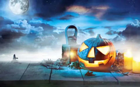 En läskig pumpa lyser upp en mörk natt med fullmåne, perfekt för halloween i Sverige.