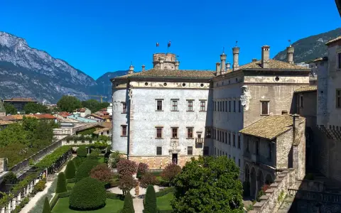 Il Castello del Buonconsiglio, con i suoi giardini curati e le montagne sullo sfondo, sembra custodire antiche leggende.