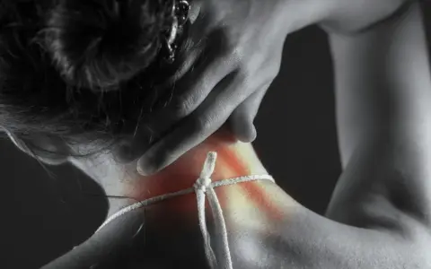Ból karku i szyi, objawy fibromialgii. Poszukiwanie skutecznego leczenia fibromialgii.