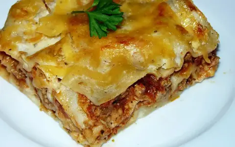 Pyszna, warstwowa lasagne z mięsem mielonym, idealna na rodzinny obiad. Prosty przepis na domową lasagne.