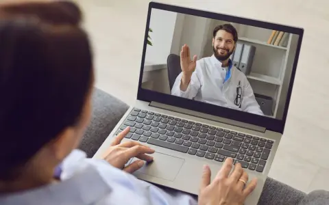 Konsultacja online z lekarzem, który wyjaśnia, jak postępować z seksoholikiem.