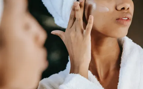 Rewitalizujące serum Avon z Protinolem™: Czy cofa czas?