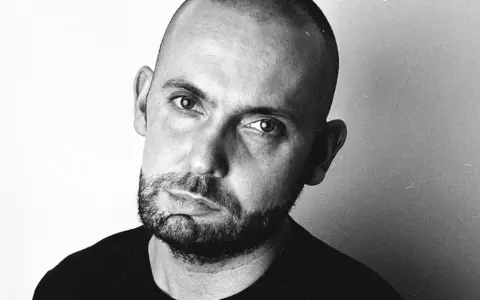 VNM feat Wozzo, zamyślony mężczyzna z zarostem, jakby chciał zostać sam.
