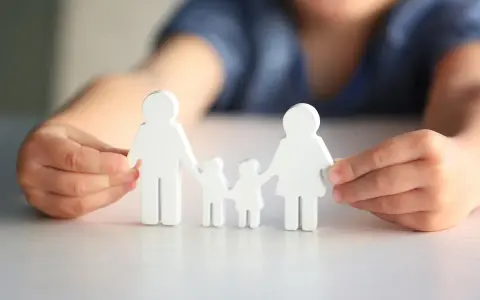 Dziecko układa figurki rodziny, symbolizując troskę i wsparcie. Wskazówki jak postępować z dzieckiem autystycznym.