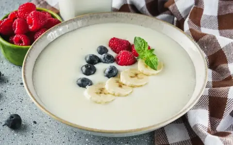 Pyszna kasza manna na mleku z malinami, borówkami i bananem. Idealne śniadanie dla każdego.