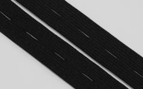 Deux bandes d'élastique noir avec des boutonnières prédécoupées, prêtes à poser pour un ajustement parfait.