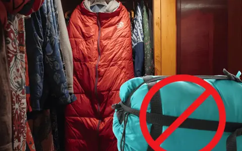 Roter Schlafsack hängt im Schrank. Ein blauer Schlafsack ist mit einem roten Kreis und Balken durchgestrichen, was zeigt, wie man einen Schlafsack lagern sollte.