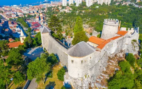 Twierdza Trsat w Rijece, skąd roztacza się widok na miasto i morze. Idealne miejsce, by zobaczyć Rijekę z góry.