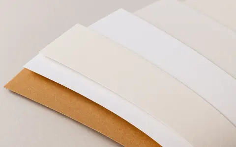 Abanico de diferentes tipos de folio en tonos neutros: marrón, blanco roto y blanco.