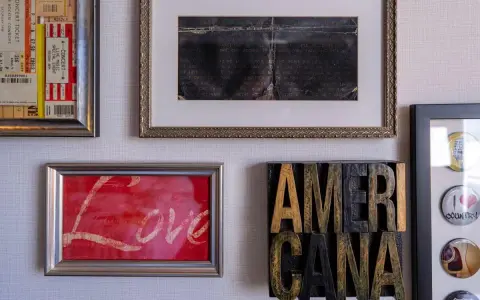 Fajne pomysły na zdjęcia na ścianie: bilety koncertowe, ręcznie pisany tekst, obrazek z napisem "Love" i litery tworzące słowo "AMERICANA".