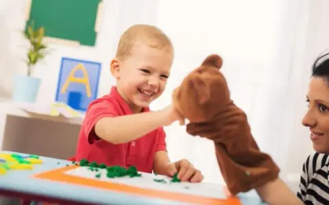 Ile godzin pracuje nauczyciel wspomagający w przedszkolu? Sprawdź!