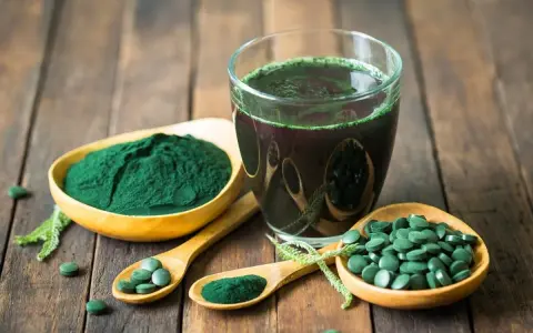 Spiruline en poudre, comprimés et boisson verte. Un trésor pour la santé et la beauté des cheveux.