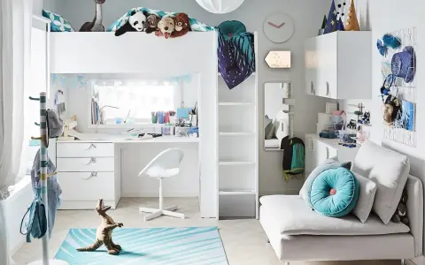 Mały pokój dziecięcy inspiracje: łóżko piętrowe, biurko, sofa, pluszaki i dinozaur tworzą przytulną przestrzeń do zabawy i nauki.