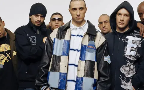 Les membres de Fonky Family posent ensemble, un groupe de rappeurs marseillais au style affirmé.
