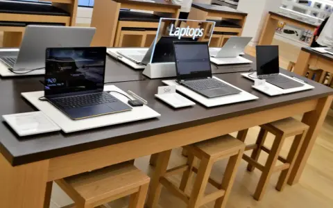 Laptop powystawowy czy warto? Poznaj zalety i ryzyka zakupu