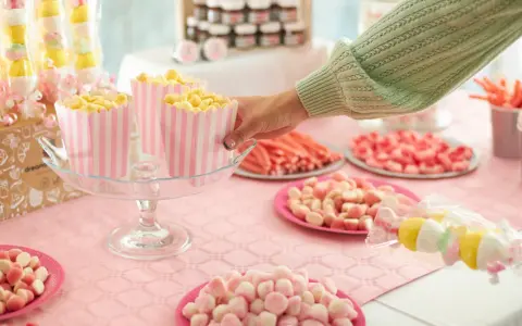 Mesa llena de chuches y palomitas, ¡ideas originales con chuches para una fiesta dulce!