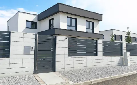 Nowoczesne, biało-szare ogrodzenie z elementami metalowymi i betonowymi, idealnie pasujące do minimalistycznej architektury domu.