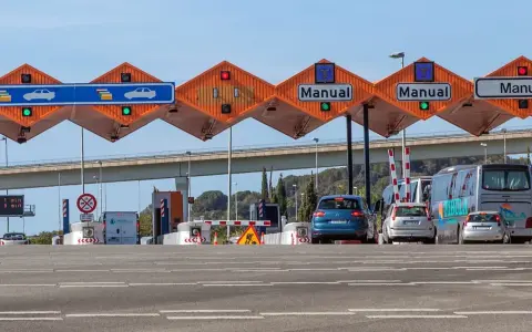 Peajes manuales en carretera. Los coches esperan para pagar.