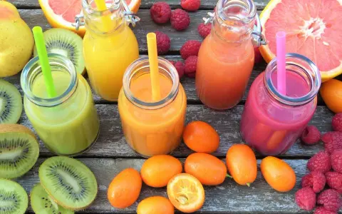 Soki z kiwi, pomarańczy, malin i grejpfruta. Jakie owoce może jeść dializowany? Te są bezpieczne i pyszne!