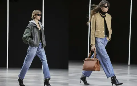 Due modelle sfilano con un **outfit jeans e stivali**. La prima indossa una giacca in pelle e cappuccio, la seconda un blazer beige.