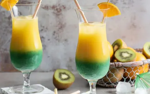Jak zrobić drinki z kiwi? Przepisy na koktajle i mocktaile