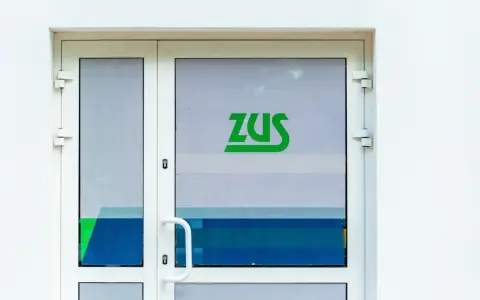 Drzwi z zielonym logo ZUS.