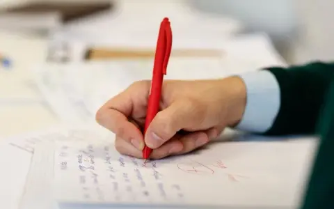 Czy po studiach podyplomowych pisze się pracę? Oto co musisz wiedzieć