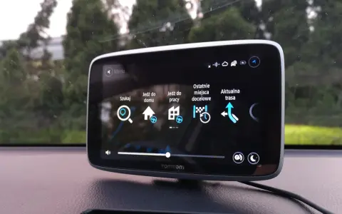 TomTom - najlepsza nawigacja samochodowa na telefon. Menu z opcjami: Szukaj, Jedź do domu, Jedź do pracy, Ostatnie miejsca docelowe, Aktualna trasa.