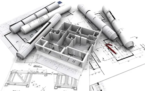 Maquette 3D d'une maison familiale sur des plans d'architecte, avec des rouleaux de plans et des stylos rouges.