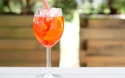 Orzeźwiający Aperol Spritz z lodem i pomarańczą, idealny na letnie popołudnie.