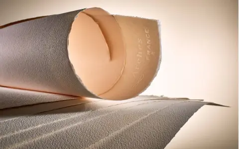 Rouleaux de papier Arches France, révélant la texture papier aquarelle unique. L'art commence ici.