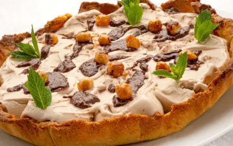 La tarta de hoy de Eva Arguiñano, una delicia helada con base crujiente, coronada con helado cremoso, chocolate y avellanas.