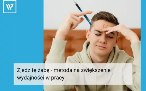 Chłopak z długopisem nad czołem, zamyślony. "Zjedz tę żabę" - metoda na zwiększenie wydajności w pracy.
