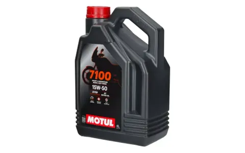 Czarny kanister z olejem Motul 7100 15W-50. Idealne zastosowanie dla motocykli sportowych i turystycznych, zapewniający ochronę silnika.